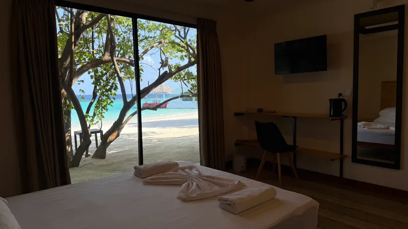 Deluxe Beachfront Suite